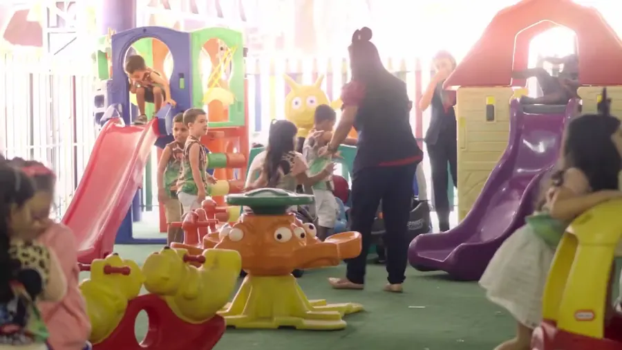 Crianças e educadores em atividade na área de recreação do Colégio Maria Stela