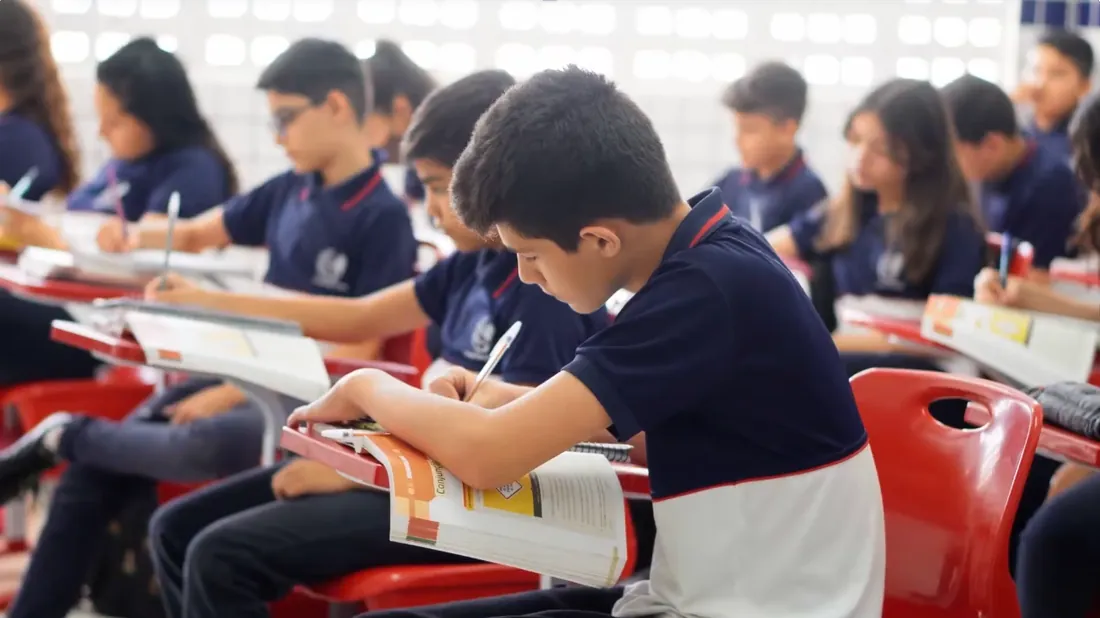Estudantes do Colégio Maria Stela escrevendo em sala de aula