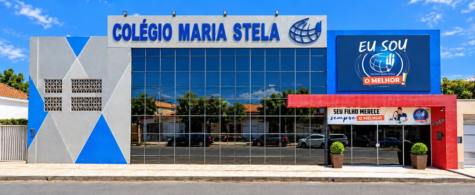 Fachada do Colégio Maria Stela em Tianguá, com a marca da escola e entrada principal