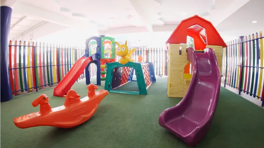 Parque infantil com escorregadores e brinquedos no Colégio Maria Stela