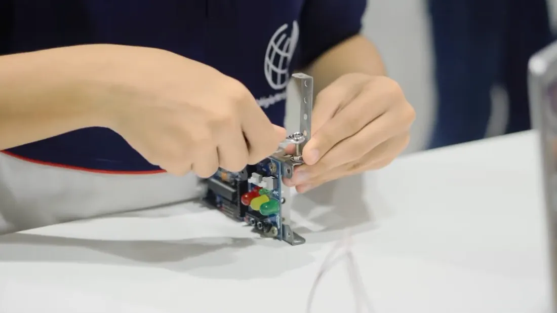 Estudante do Colégio Maria Stela montando um componente eletrônico em atividade prática